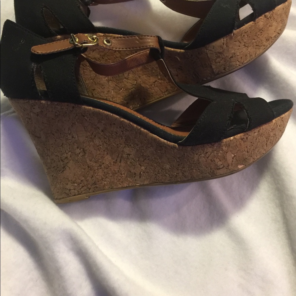 Black wedges